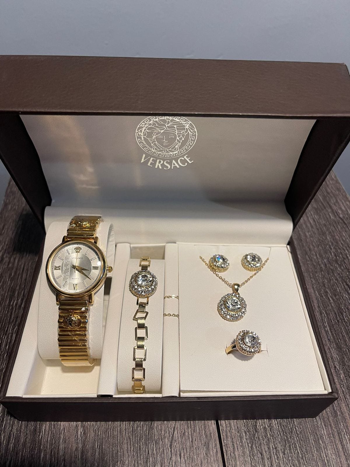 371-VERSACE-Dama-Conjunto-Reloj-Accesorios.jpg VERSACE Dama - Conjunto Reloj + Accesorios
